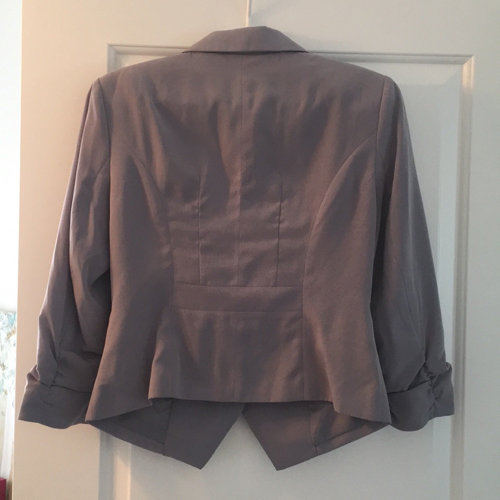 Cropped Express Blazer - Picture 2 of 2